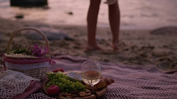 Vacker Sommarpicknick Serveras För Person Vid Solnedgången Stranden Med Vitt — Stockvideo