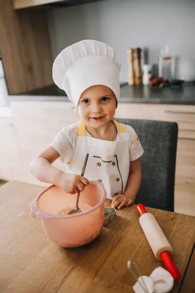 Adorável Sorridente Menina Anos Chapéu Chefs Avental Cozinhar Cozinha Passatempos — Fotografia de Stock