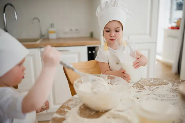 Garoto Adorável Girl Chapéus Chefs Aventais Brincando Com Farinha Cozinha — Fotografia de Stock