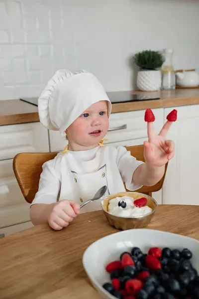 Adorável Menino Anos Chapéu Chefs Avental Coloca Framboesas Nos Dedos — Fotografia de Stock