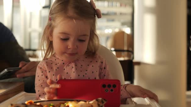 Bambina Guardando Cartoni Animati Smart Phone Mentre Seduto Ristorante — Video Stock