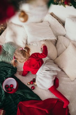 Noel süslemeleriyle yatakta sürünen tatlı rüya gören kız.. 