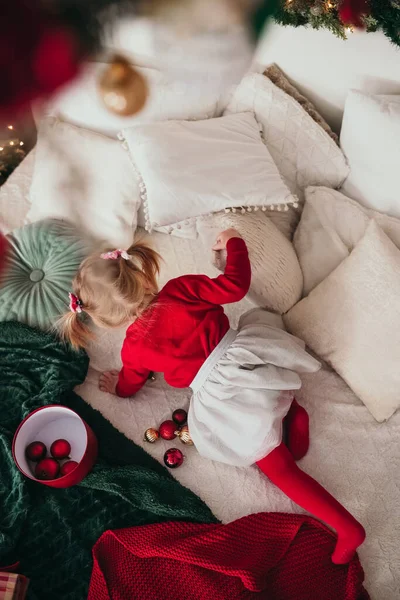Noel süslemeleriyle yatakta sürünen tatlı rüya gören kız.. 