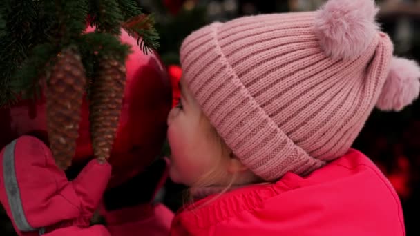 Zimowy Portret Małej Letniej Dziewczynki Różowym Kapeluszu Czerwonej Kurtce Trzymającej — Wideo stockowe