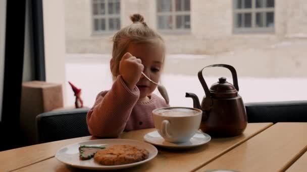Urocza Letnia Dziewczyna Różowym Swetrze Bawiąca Się Zabawką Imbryczka Kawiarni — Wideo stockowe