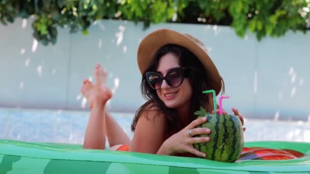 Pretty Woman Straw Hat Sunglasses Drinking Fresh Watermelon Cocktail Inflatable — Wideo stockowe