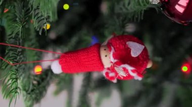Tahta Noel Baba oyuncağı yapay Noel ağacında asılı. Kış havası. Dikey video