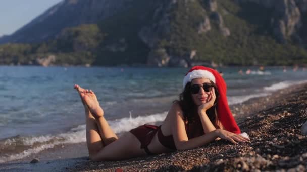 Beautiful Smiling Mrs Claus Bikini Sunglasses Lying Beach Water Christmas — Stock Video