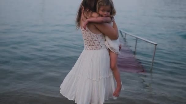 Любящая Мать Держит Руках Свою Трехлетнюю Дочь Время Прогулки Моря — стоковое видео