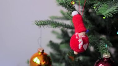 Tahta Noel Baba oyuncağı yapay Noel ağacında asılı. Kış havası. Dikey video
