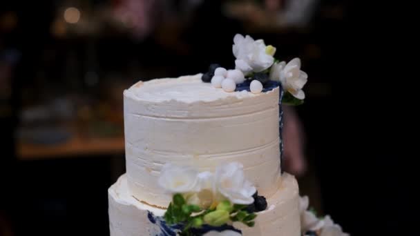 Gerçek Çiçeklerle Süslenmiş Düğün Pastası Açık Büfe Masasında Yabanmersini Düğün — Stok video
