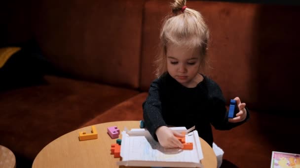 Ετών Κορίτσι Παίζει Ξύλινο Παζλ Tetris Εσωτερικούς Χώρους Εκπαιδευτικό Παιχνίδι — Αρχείο Βίντεο