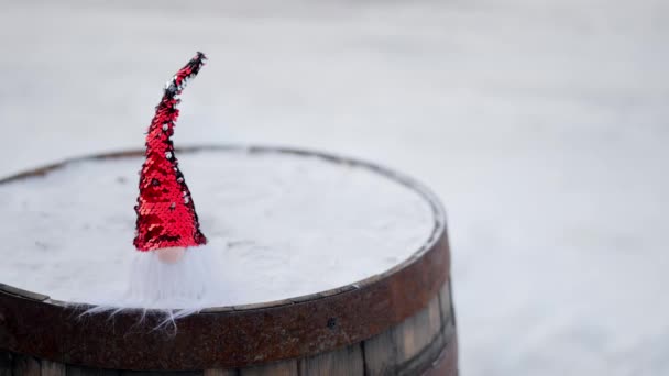 Kleiner Weihnachtszwerg Mit Rotem Paillettenhut Auf Weißem Hintergrund Verschneiter Festtag — Stockvideo