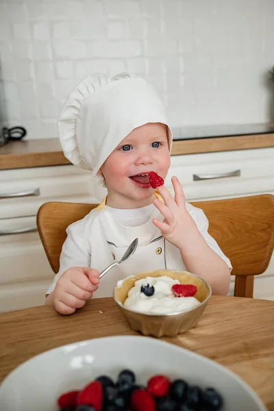 Adorável Menino Anos Idade Chapéu Chefs Avental Comendo Framboesas Dos — Fotografia de Stock