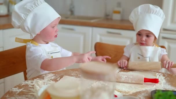 Entzückende Jährige Jungen Und Mädchen Kochmützen Und Schürzen Die Der — Stockvideo