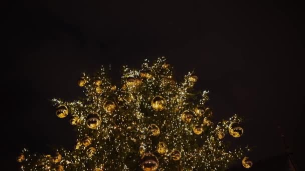 Weihnachtsbaum Auf Dem Hauptplatz Der Stadt Abends Mit Goldenen Kugeln — Stockvideo