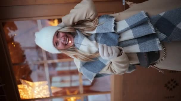 Портрет Молодої Усміхненої Жінки Бежевому Пальто Білий Язаний Капелюх Широкий — стокове відео