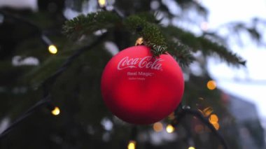 Estonya, Tallinn - 11 Aralık 2023: Rottermani Noel pazarındaki Noel ağacında Coca Cola Noel mücevherinin kapanışı. 