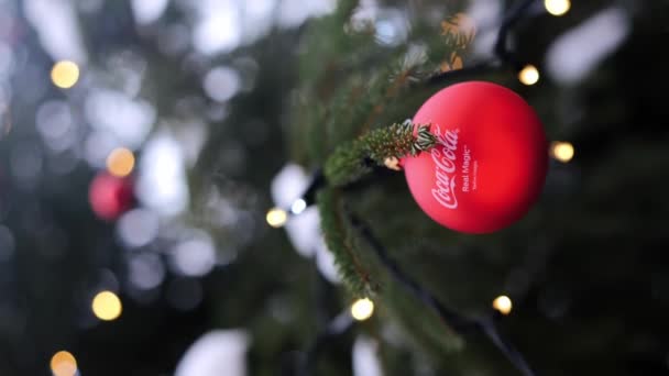 Estonia Tallin Grudzień 2023 Zbliżenie Bombki Świątecznej Coca Cola Wiszącej — Wideo stockowe