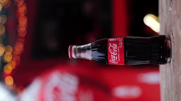 Estonsko Talin Prosince 2023 Detailní Záběr Skleněné Láhve Coca Cola — Stock video