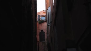 Venedik İtalya 'da dar ve rahat bir cadde. Sokakta ağır çekimde yürümek.