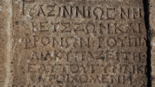 Tulisan Yunani Kuno Dipahat Atas Batu Sandikli Turkey — Stok Video