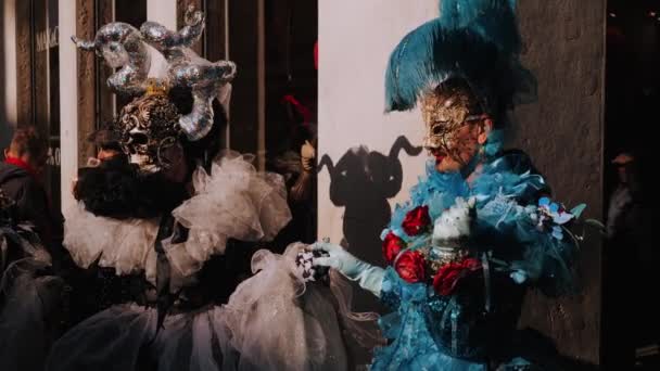 Venecia Italia Febrero 2024 Pareja Brillante Trajes Máscaras Caminando Por — Vídeos de Stock