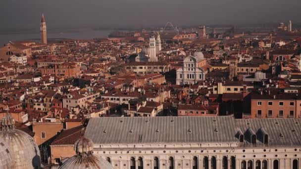 Yüksek Açılı Manzara Venedik Eski Şehir Çatıları Deniz Marks Campanile — Stok video