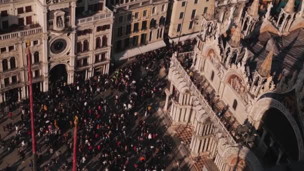 ヴェネツィア イタリア February 2024 ヴェネツィアカーニバルの間にサンマルコ広場からの眺め — ストック動画