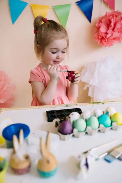 Bonito Feliz Anos Idade Menina Vestindo Vestido Rosa Pintura Ovos — Fotografia de Stock