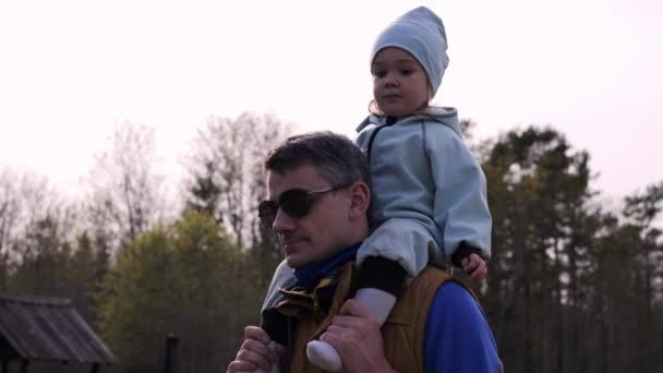 Père Porte Petite Fille Sur Ses Épaules Tout Marchant Dans — Video
