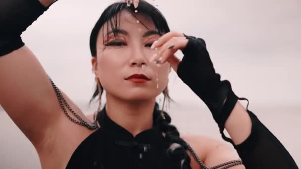 Kortárs Táncos Fekete Ruhában Táncol Tengerben Vízcseppek Ujjakról Modern Tánckifejezés — Stock videók