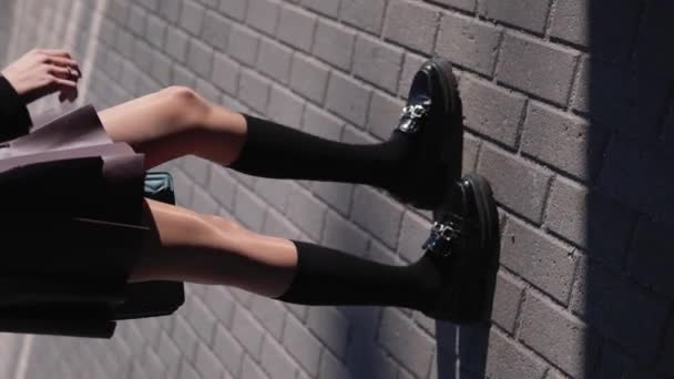 Ženské Nohy Penny Mokasíny Černými Ponožkami Kráčející Ulici Zpomaleném Filmu — Stock video