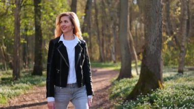 Bahar ormanlarında yürüyen genç bir kadının portresi. Doğanın tadını çıkarıyorum. Eğlence konsepti