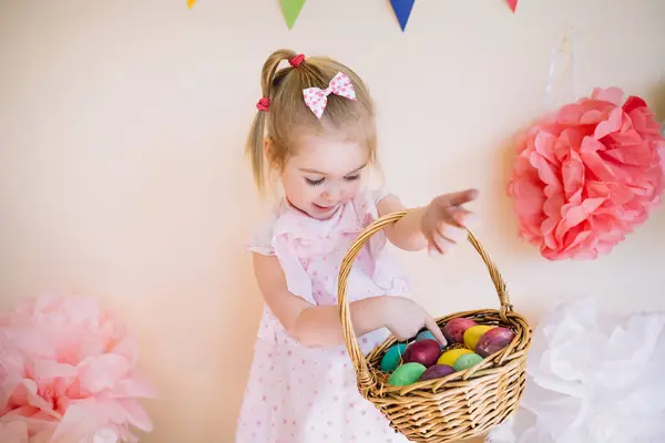 Roztomilý Šťastný Letá Dívka Sobě Růžové Šaty Drží Koš Malovanými Stock Obrázky