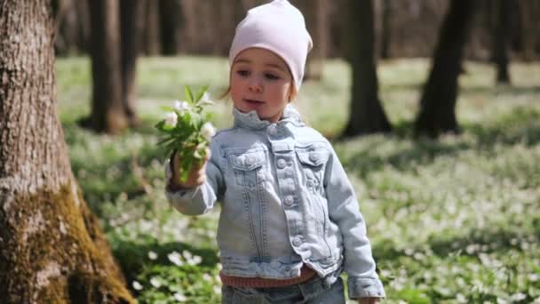 Portret Uroczej Letniej Dziewczynki Jeansowej Kurtce Stojącej Pobliżu Drzewa Lesie — Wideo stockowe