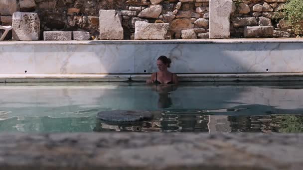 Mujer Relajante Aguas Termales Calientes Turquía Dalyan Sultaniye Que Contiene — Vídeo de stock