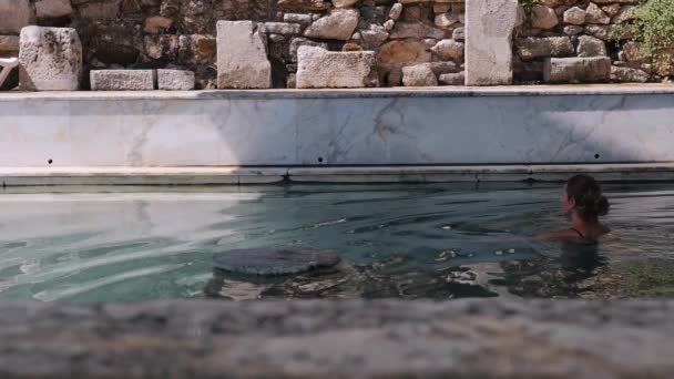 土耳其妇女在热泉中游泳 达连苏丹耶 含有丰富的放射性材料 古希腊到处都是废墟 — 图库视频影像