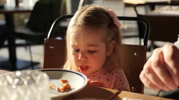Очаровательная Маленькая Девочка Ест Пиццу Руками Ресторане Ребенок Лет Ресторане — стоковое видео