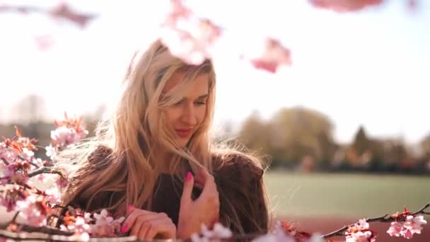 Портрет Молодої Чуттєвої Красивої Блондинки Стоїть Квітучому Дереві Сакури Пахне — стокове відео