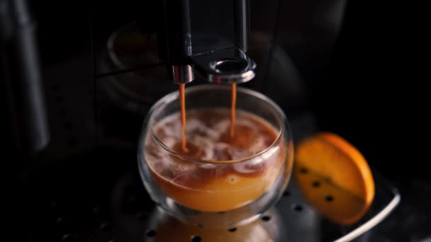 Поток Кофе Машины Двойной Стене Стекло Апельсиновым Соком Изготовление Эспрессо — стоковое видео