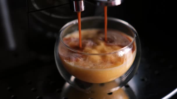 Çift Camlı Ananas Püresi Ile Makineden Kahve Akıntısı Döküyorum Evde — Stok video
