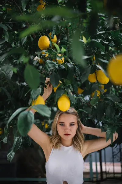 レモンの木の近くにポーズ健康な肌を持つ美しい若い女性の屋外の肖像画 ストック写真