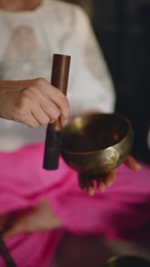 Kapalı alanda müzik terapisinde şarkı söyleyen bir kadının yakın plan görüntüsü. Negatif enerjiden kurtulmak