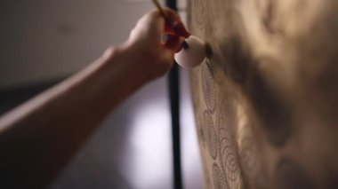 Kadın yoga stüdyosunda küçük yumuşak bir tokmakla gong sesi çıkarıyor. İçeride ses iyileştirme terapisi. 