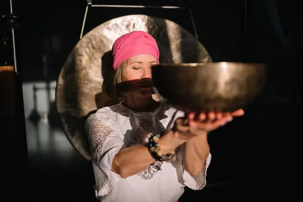 Kapalı alanda müzik terapisinde şarkı söyleyen bir kadının yakın plan görüntüsü. Negatif enerjiden kurtulmak