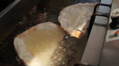 Orta Asya 'nın geleneksel yemeği olan fritözde pişirilen chebureki' nin yakın çekim görüntüsü. Popüler sokak yemekleri