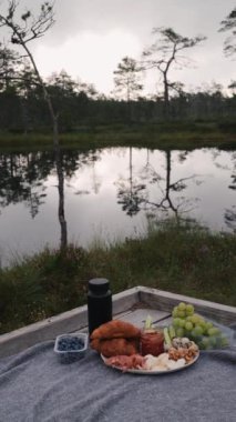 Bataklıkta güzel bir göl kenarında sabah pikniği. Sabahın köründe piknik düzenlemek.