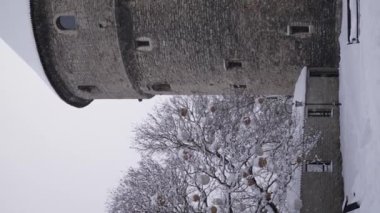 Tallinn, Estonya 'daki Eski Şehir' in harika kış manzarası. Dikey video