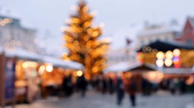 Aralık ayı boyunca alışverişçiler ve ışıl ışıl dekorasyonlarla dolu bir tatil pazarının canlı atmosferini keşfedin. Odaklanma arkaplanı